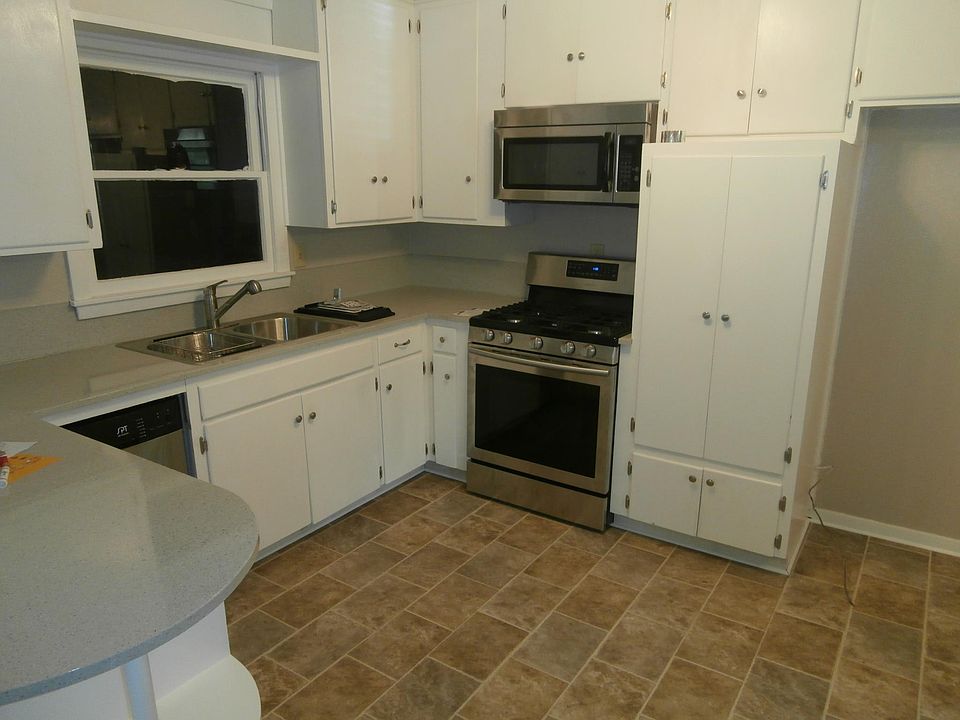 Kitchen completely refurbished in 2019 including new gas range & microwave