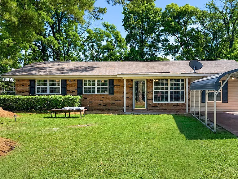 1621 Cloverdale Dr — Photo 1