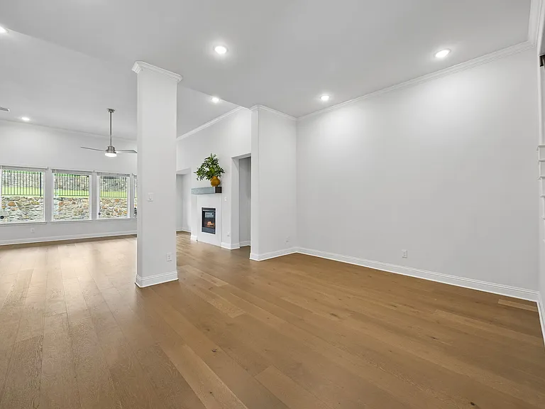 439 Montrose Dr — Photo 9