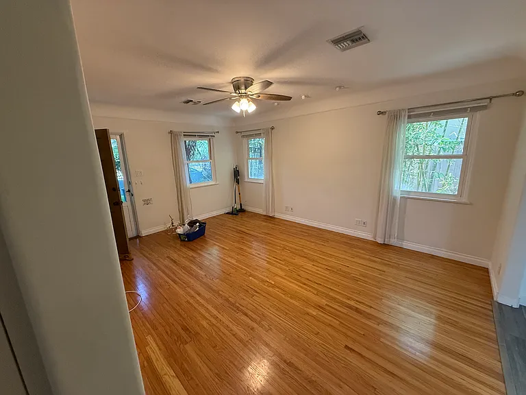 1453 Centinela Ave — Photo 3