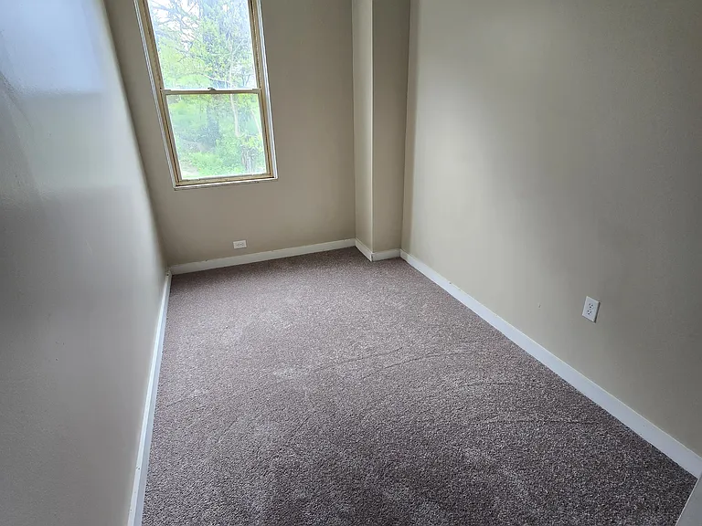 1006 Valonia St — Photo 9