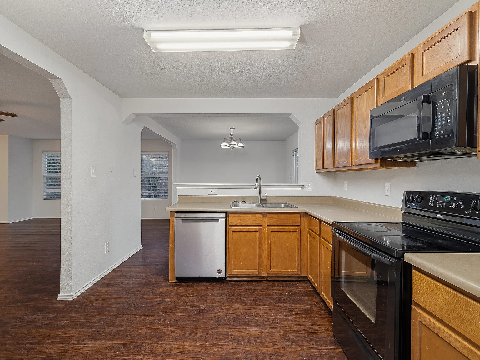 3 bed, 2.5 bath, 1812 sqft, $1,850 — Photo 3