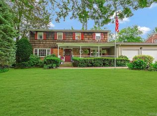 5 Bronze Ct, Huntington, NY 11743