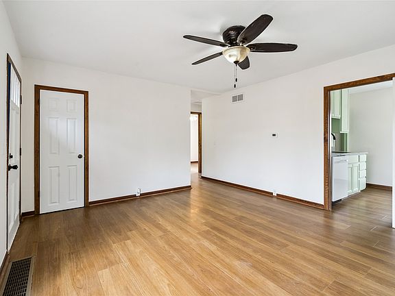 4th image of 413 E Wall Ave
