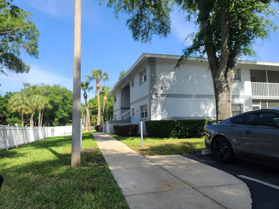 580 Fairways Ln