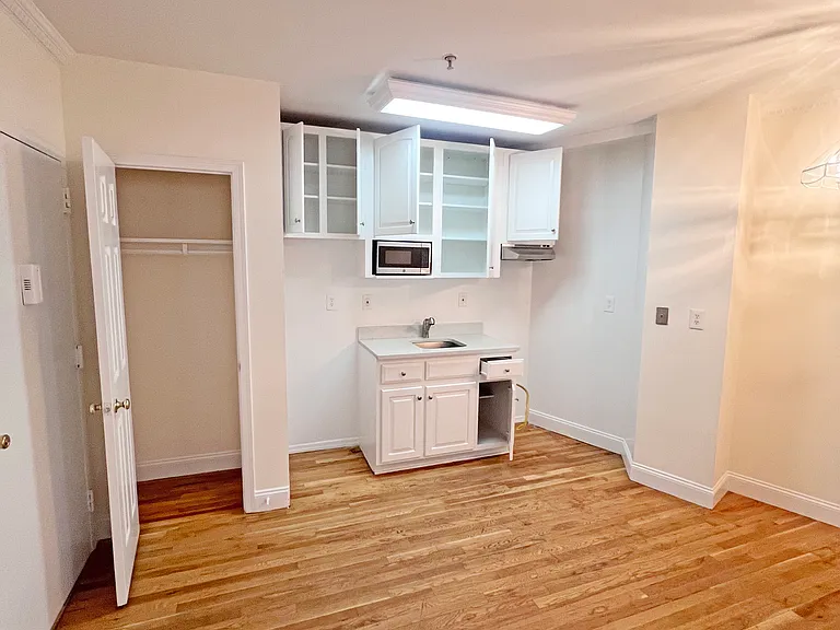 55 Sip Ave #4D — Photo 2
