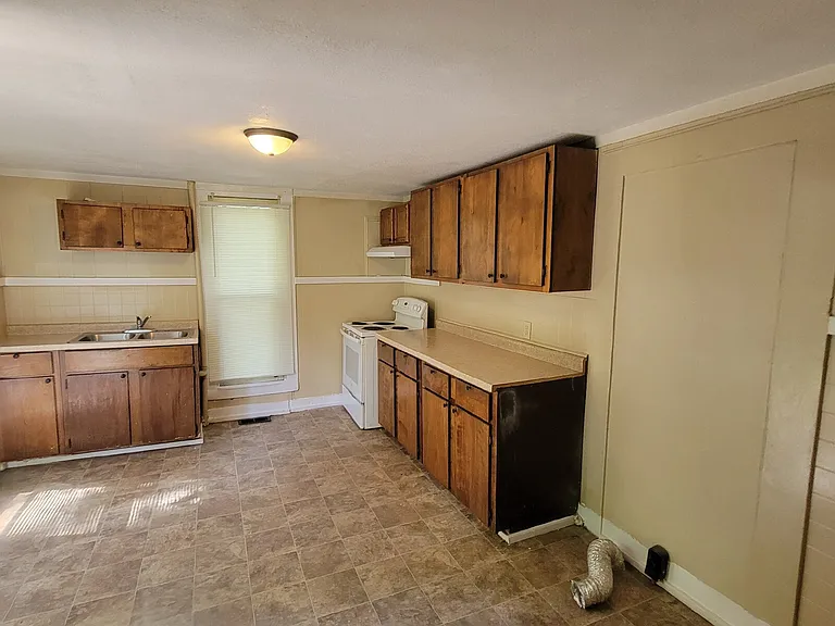 1602 S Butler Ave — Photo 7