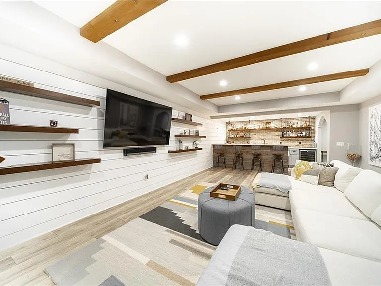 7740 Stratford Ln — Photo 2