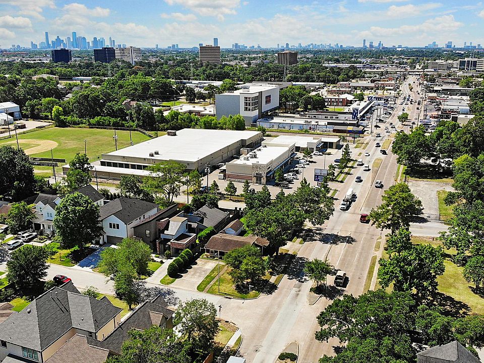 Awesome location close to the city and conveniently located to Heights/Garden Oaks bars, restaurants, parks, etc