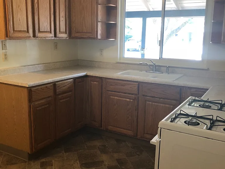 925 Hasvold Dr — Photo 10