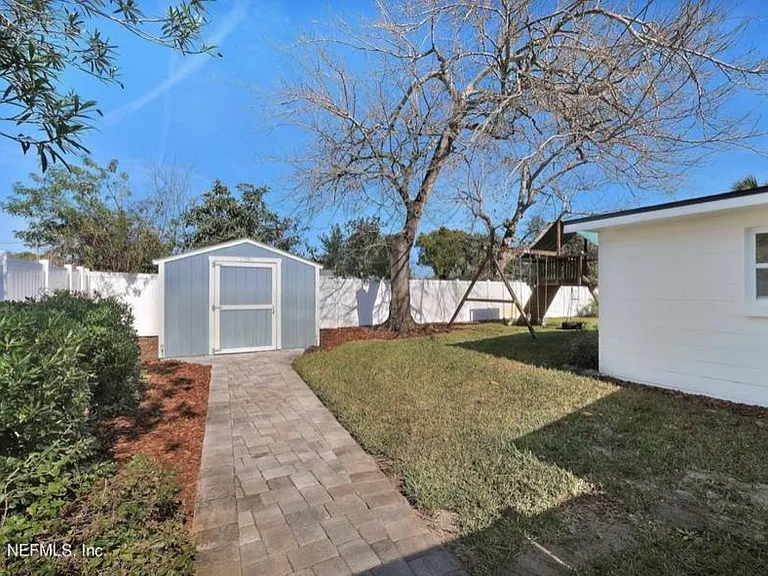 805 Plaza — Photo 12