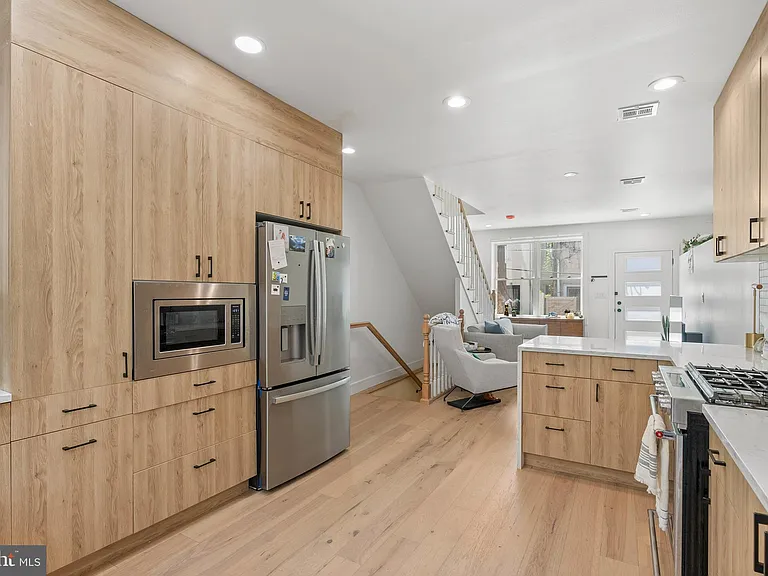 2117 Clymer St — Photo 3