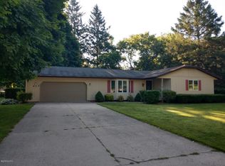 417 S 1st St, Edmore, MI 48829