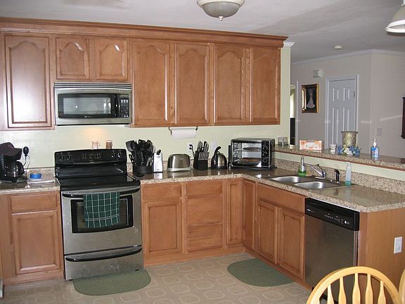 Kitchen with upgraded cabinets and stainless appliances