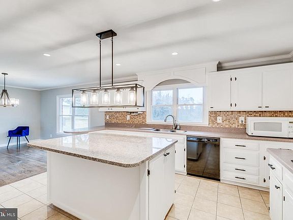Airy Kitchen with loads of storage