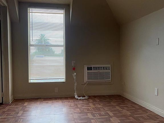 3rd image of 924 W 2nd St APT C