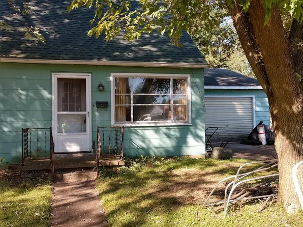 522 Schoolcraft St, Grand Ledge, MI 48837