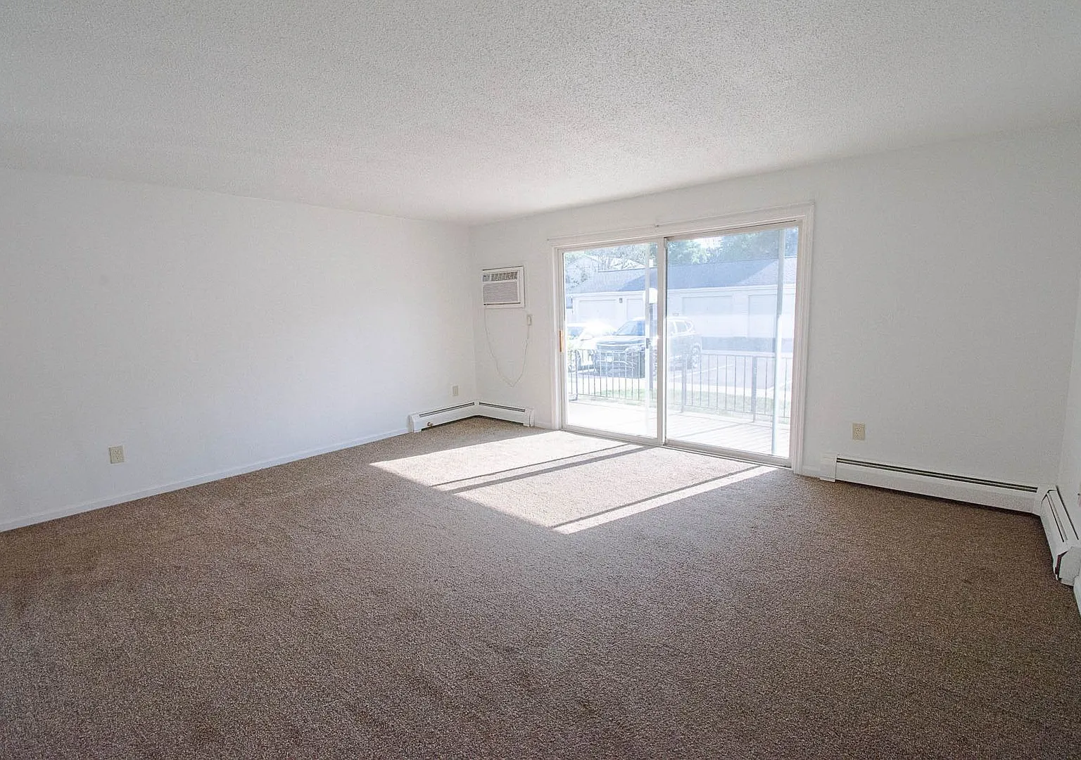 Convenient Ground-Level Condo Near West Circle — Photo 4