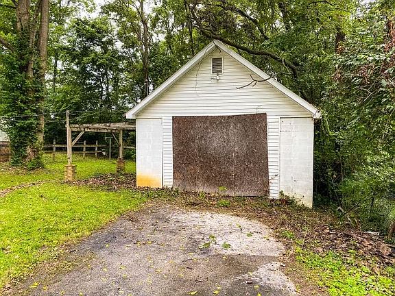 4th image of 100 Clayburn St