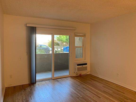 5th image of 2010 N Beachwood Dr #103