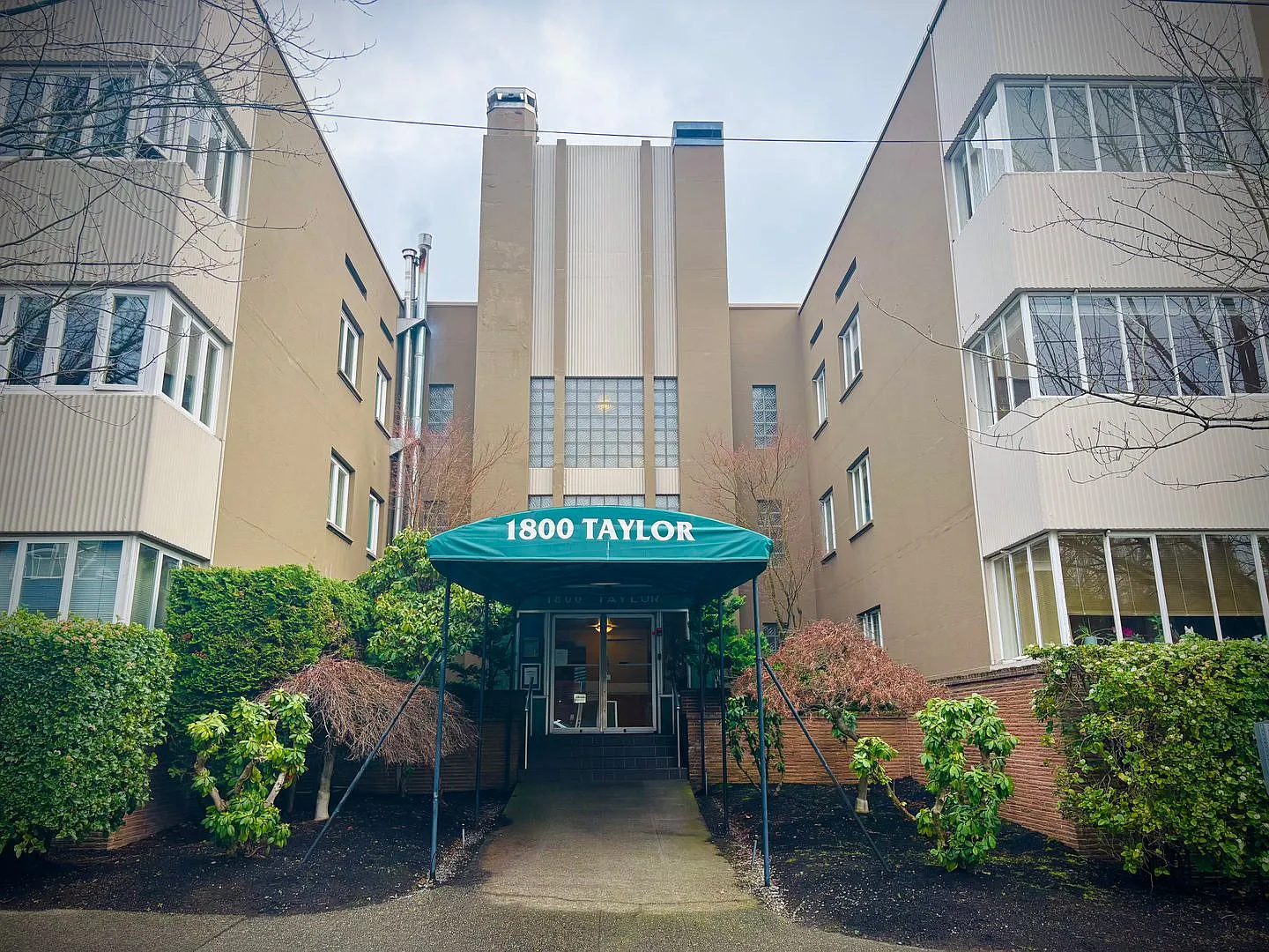 1 BR/1 BA bright and spacious condo in East Queen Anne. — Photo 2