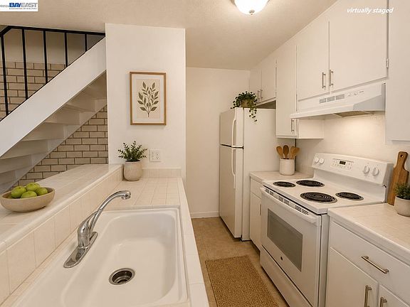 4th image of 4416 Calandria St APT 2