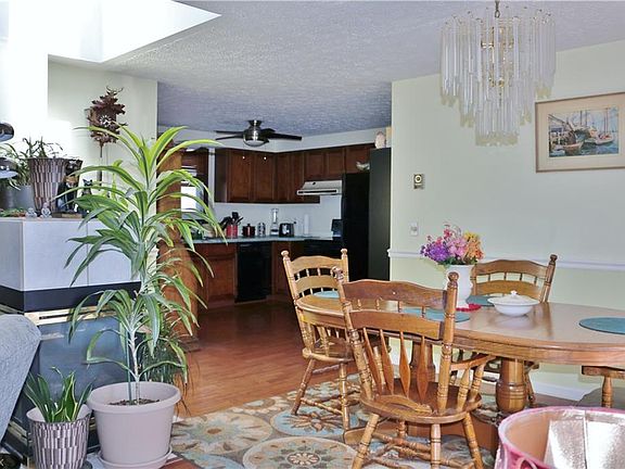 5th image of 11 Aspen Dr