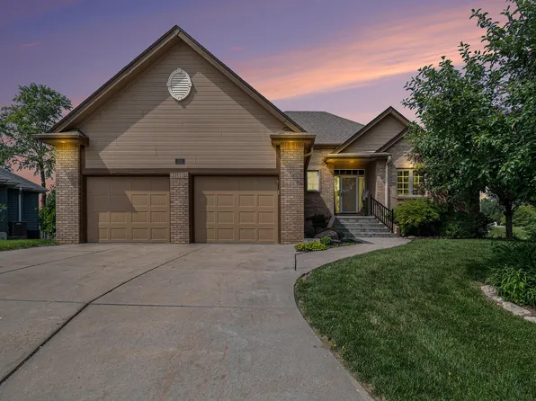 520 Coronado Cir, Carter Lake, IA 51510