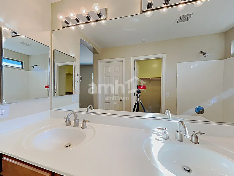 414 S 114th Ave — Photo 10