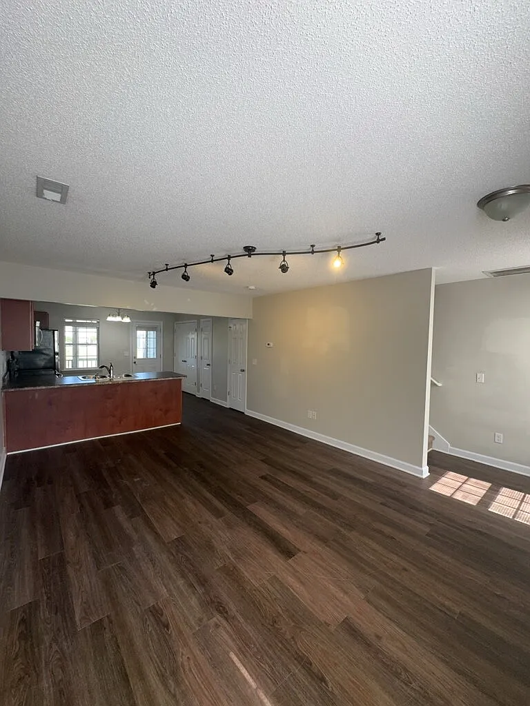 2 bed, 2.5 bath, 1008 sqft, $1,200 — Photo 2