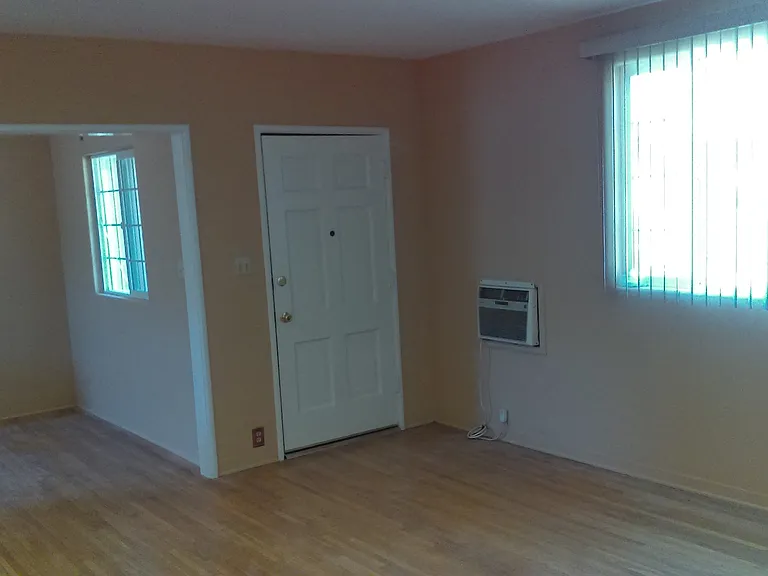 202 W Chevy Chase Dr — Photo 2
