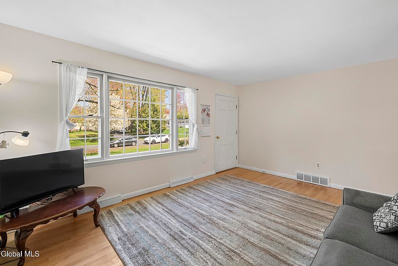 4th image of 141 Birchwood Drive