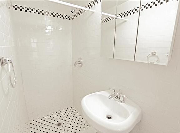 3rd image of 98 Christopher St APT 11