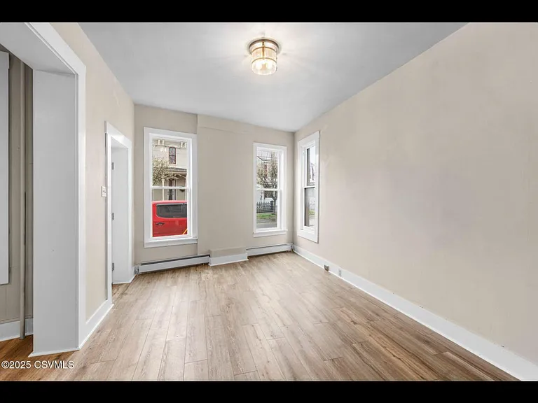 148 Bloom St — Photo 6