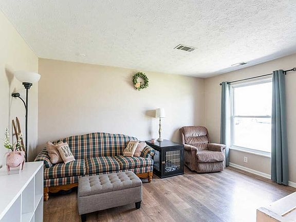 4th image of 3905 Northampton Dr