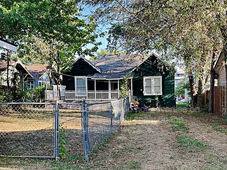 1004 W Gandy St — Photo 16