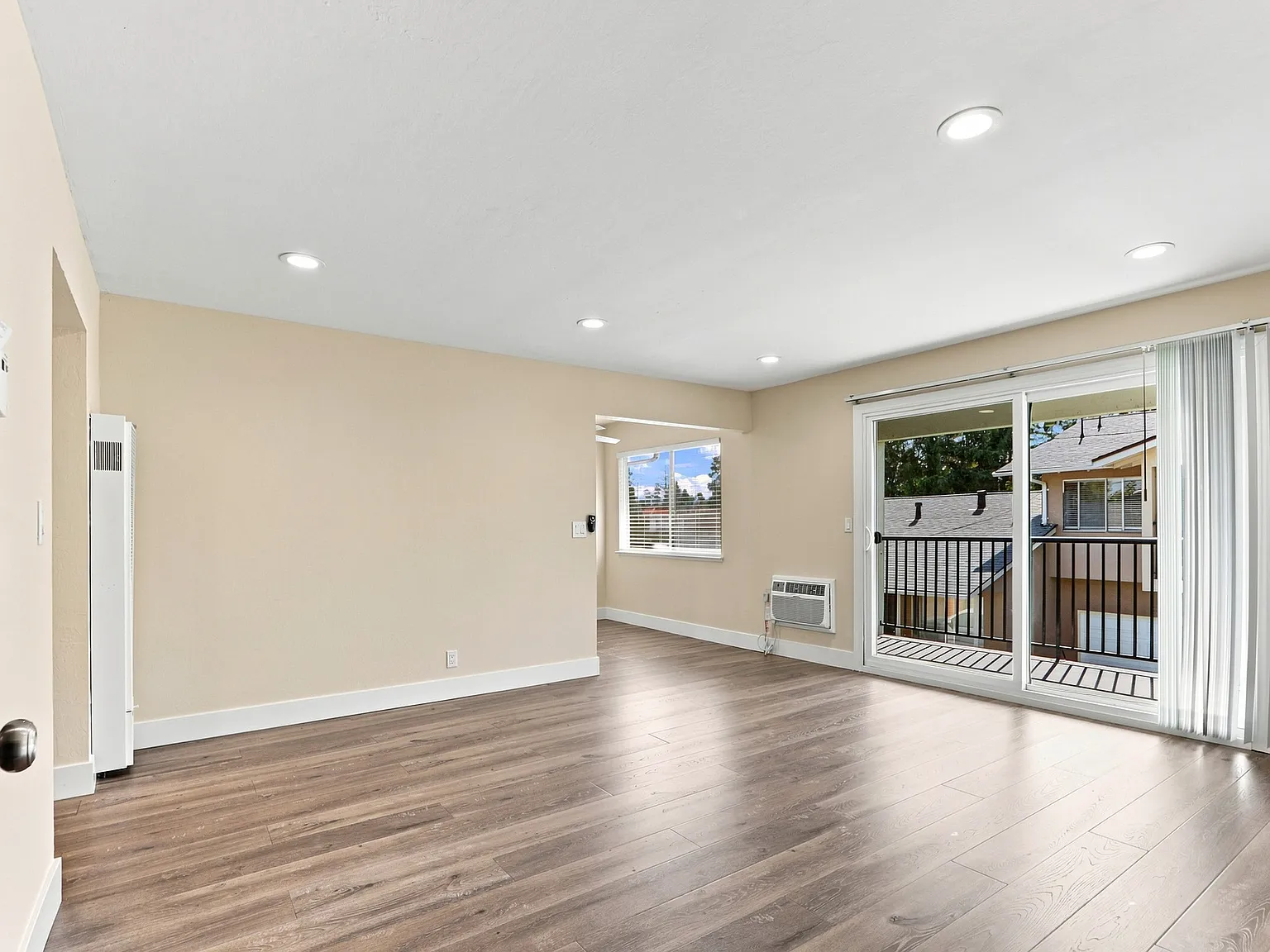 2 bed, 995 sqft, $3,050 — Photo 3