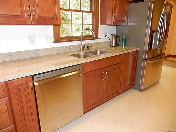 Renovated Eat-In Kitchen w/ new Granite Counter Tops, new raised panel cabinets, new SS Appliances.