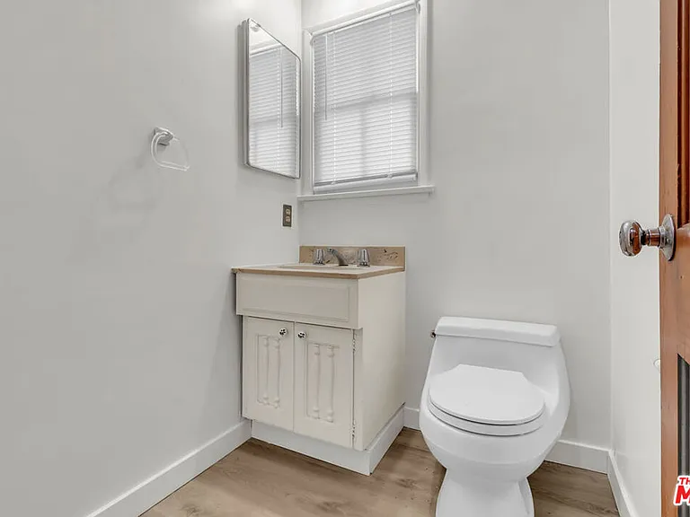 9322 Lasaine Ave — Photo 24