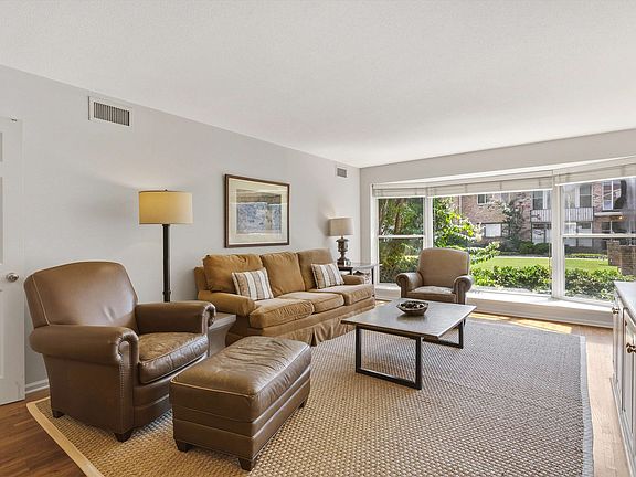 3rd image of 4400 Poplar Ave APT 5