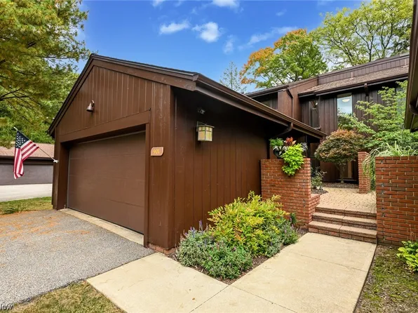 901 Spicers Ln, Northfield, OH 44067
