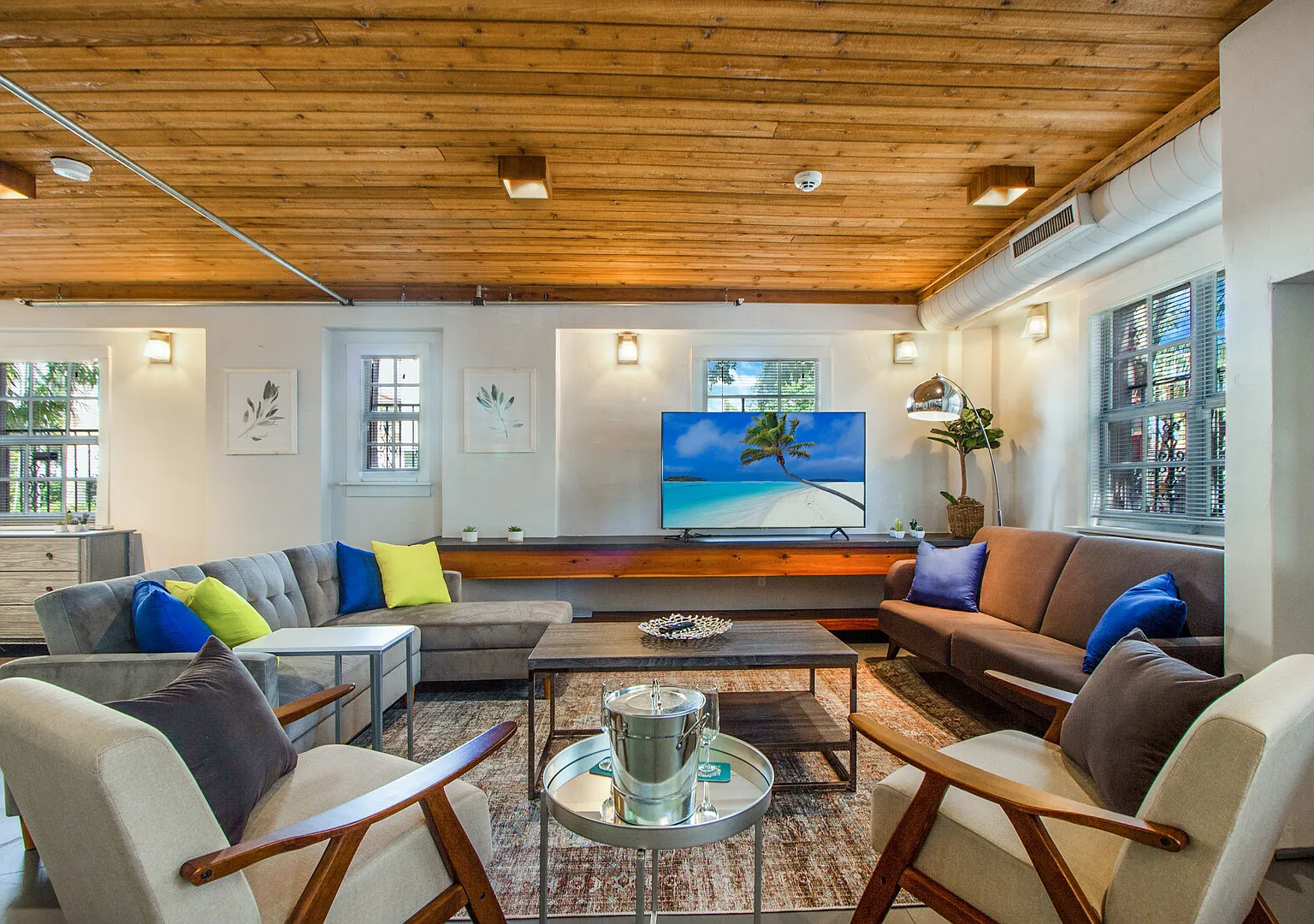 Unit 1- 2 story loft sleeps 4 steps from the beach — Photo 1