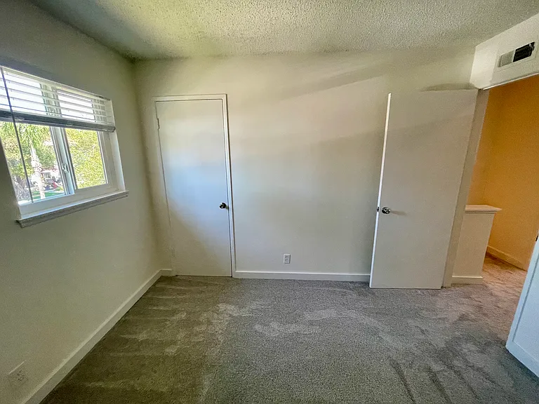 9856 Continental Dr — Photo 10