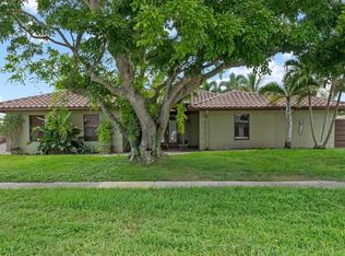 22100 Serenata Cir W, Boca Raton, FL 33433