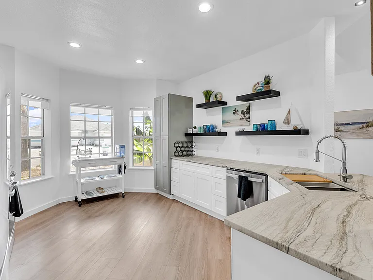 15829 Vincent Dr — Photo 17