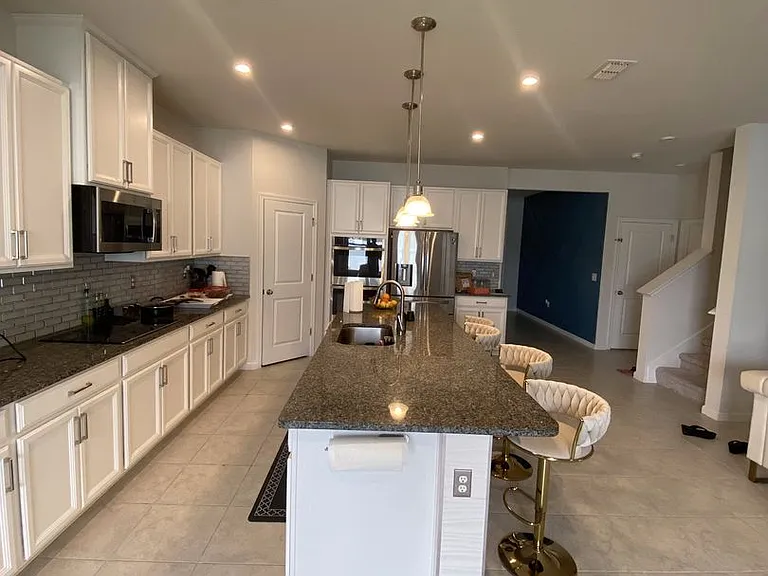 100 Lavenna Ave — Photo 2