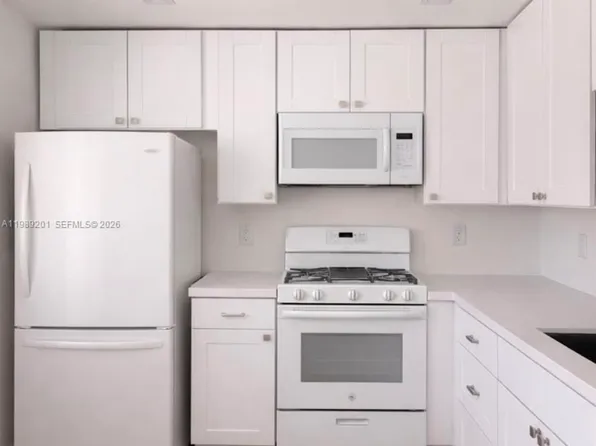 218 NE 12th Ave APT 302, Hallandale Beach, FL 33009
