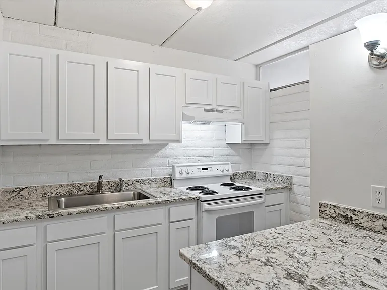 BROADWAY APARTMENTS — Photo 12
