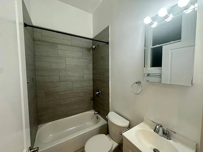 2942 W Montrose Ave #2944-1 — Photo 3