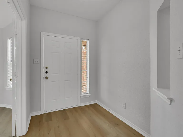 712 Riverhead Dr — Photo 4